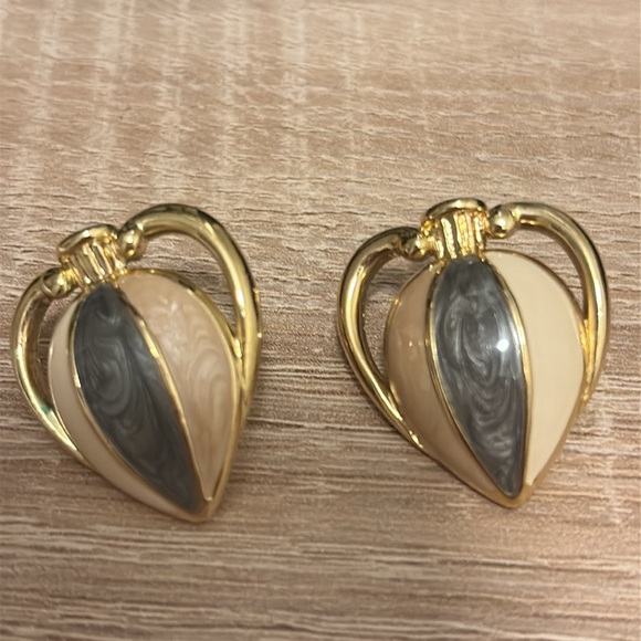 Vintage Trifari bracelet and earring set wine jugs or perfume bottles? - Picture 7 of 10